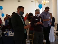 la vigilia de crown point recuerda a las victimas de los abusos infantiles difunde la ayuda a las familias