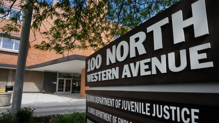 rechtszaak beweert tientallen jaren seksueel misbruik van kinderen in jeugdgevangenissen in de hele staat illinois