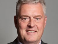lee anderson mp treft schikking met google over kindermisbruik advertentie