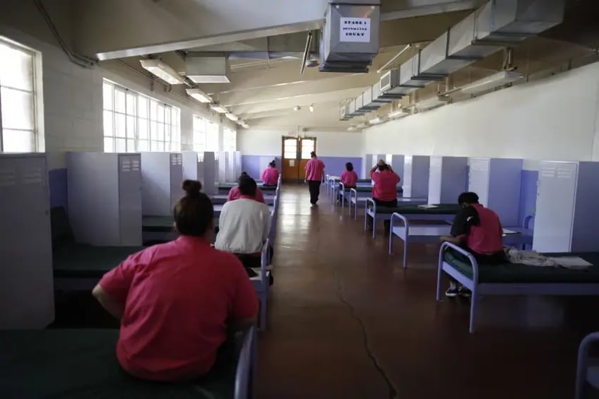 los abusos sexuales generalizados contra las ninas plagaron el campo de detencion del condado de los angeles segun las mujeres