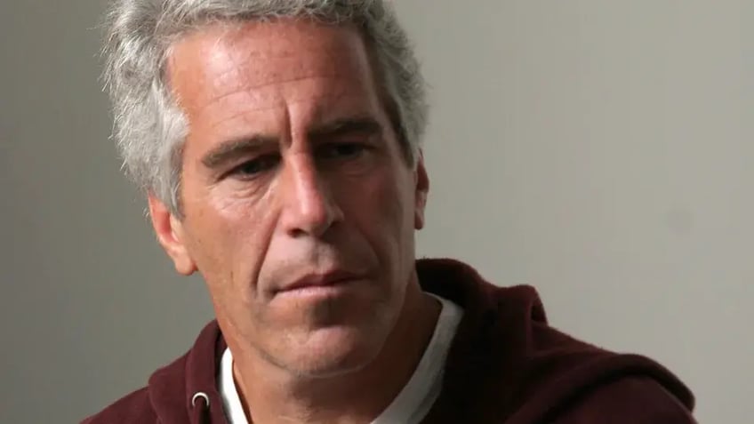 los ejecutivos de jpmorgan conocian las denuncias por abusos sexuales contra su entonces cliente jeffery epstein segun una denuncia judicial