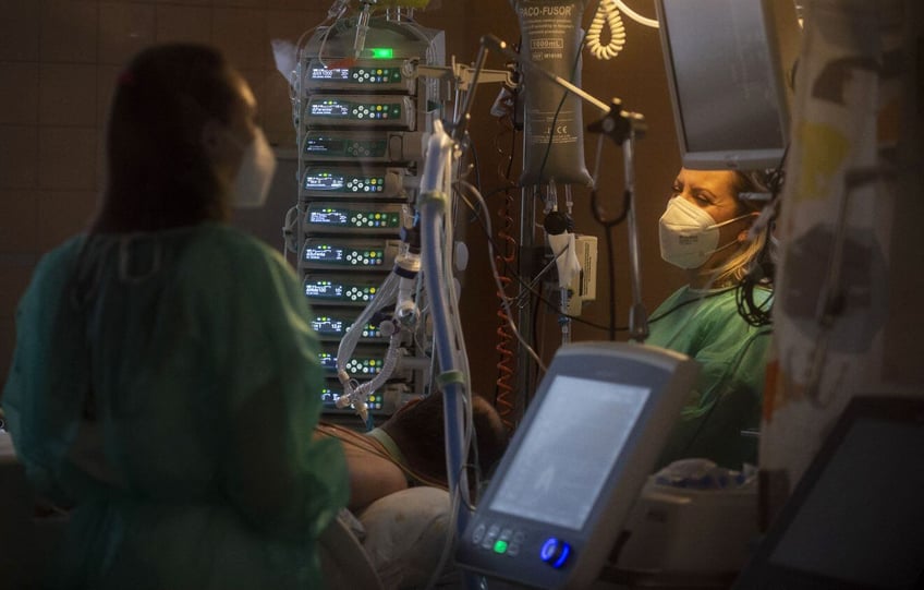 los hospitales se negaron a atender a un nino pequeno porque sus padres no estaban vacunados