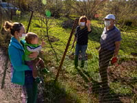 los vecinos que se cuidan unos a otros pueden reducir el abuso y la negligencia infantil