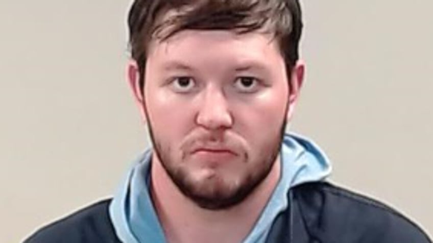 man beschuldigd van batterij kindermishandeling nadat baby gewond werd gevonden in valdosta