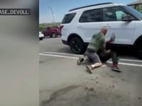 man gearresteerd voor kindermishandeling na gevecht met tiener op camera