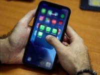 man krijgt 1 maand cel nadat hij lid werd van whatsapp groep waar leden seksvideos en materiaal over kindermisbruik deelden