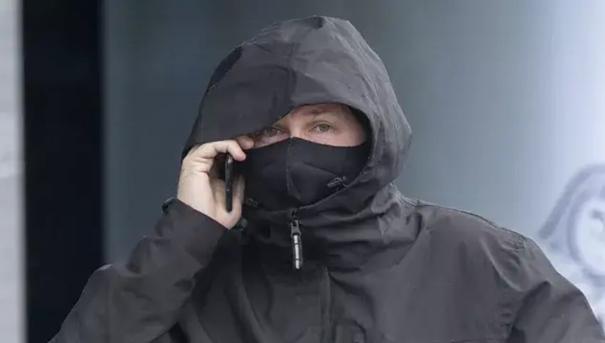 man krijgt celstraf omdat hij beelden van seksueel misbruik van kinderen op mobiele telefoon had