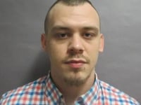 man uit michigan krijgt 18 tot 75 jaar gevangenisstraf voor folterende kindermishandeling waardoor kind verlamd blind en doof werd