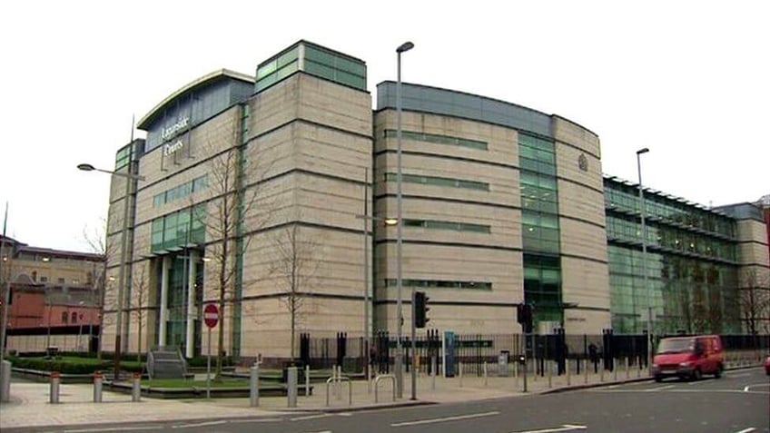 man uit noord belfast krijgt vier jaar cel voor seksueel misbruik