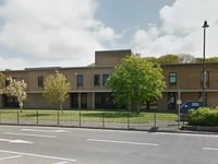 man wordt beschuldigd van kindermishandeling en een met betrekking tot persoon slang en kip