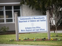 mas de 23 500 denuncias de sospecha de abuso infantil fueron presentadas ante el departamento de ninez y familia de massachusetts en los ultimos 3 meses