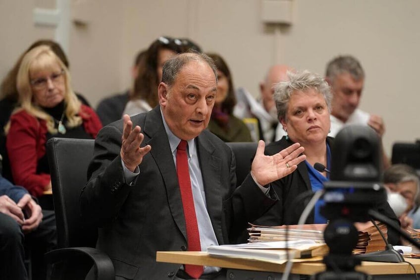 massachusetts gouverneur zoekt gratie voor seksueel misbruik in de jaren tachtig