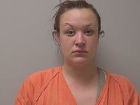 mujer de wausau que dejo solo a un nino de 3 anos mientras estaba de fiesta con amigos sentenciada en caso de negligencia