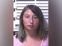 mujer sentenciada por no detener el abuso de un nino