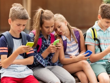 new york gaat wetgeving voorstellen om smartphones op scholen te verbieden
