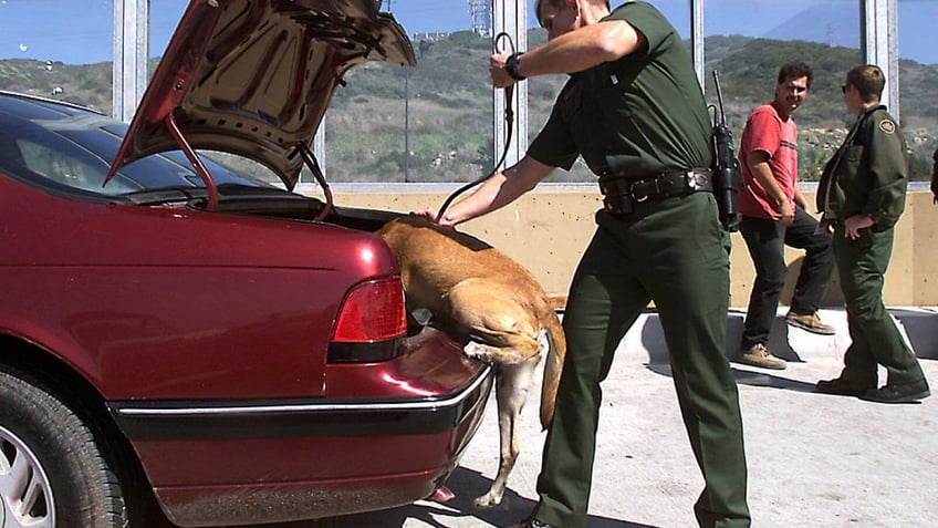 officers in texas apprehend smugglers find teens stuffed in trunk in 100 degree weather