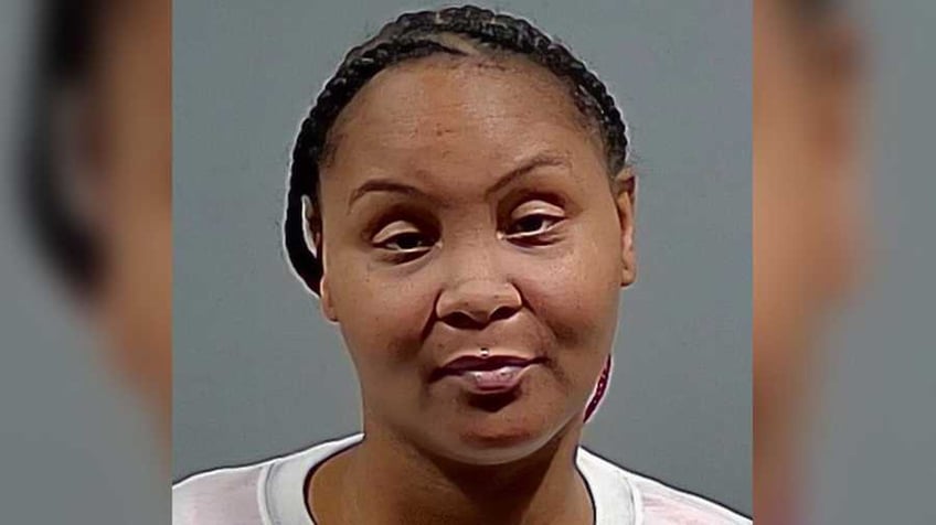 oficiales una mujer de florida acusada de abuso infantil agravado tras poner alcohol en el biberon de su bebe