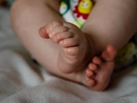 oppas die helpt bij politieonderzoek naar vermeend kindermisbruik