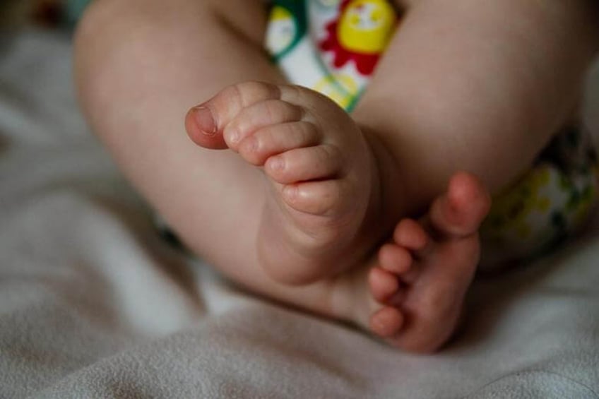 oppas die helpt bij politieonderzoek naar vermeend kindermisbruik
