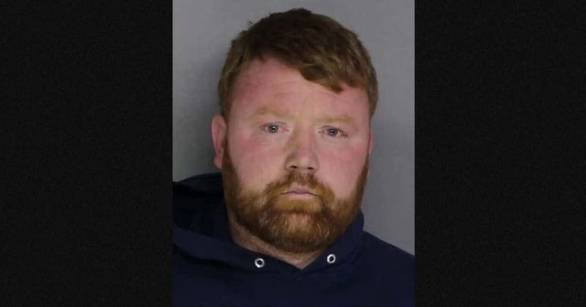 paddy patrick purcell detenido un hombre de pensilvania que toco a una nina de 9 anos mientras dormia
