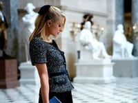 paris hilton bezoekt dc om wet op geinstitutionaliseerd kindermisbruik in te voeren