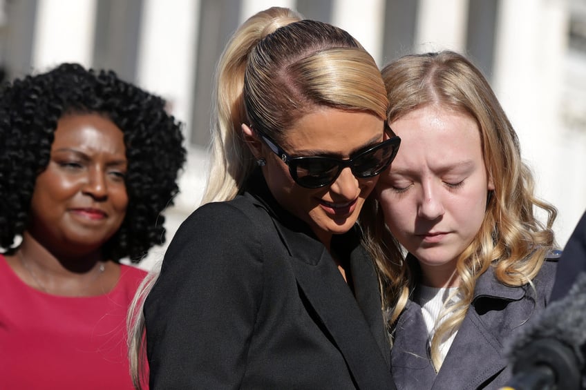 paris hilton ontmoet het congres om te praten over opvanghuizen voor kinderen