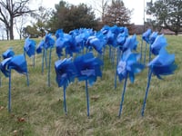pinwheels geplant ter ondersteuning van de maand van de kindermishandeling