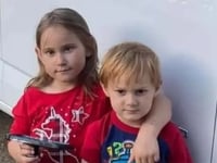 politie vindt ontbindend lichaam van jongen 6 onder vloer in huis moeder in arkansas