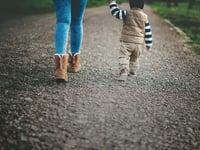 rechter vraagt texas pleegkinderen te verwijderen uit faciliteiten buiten staat waar onderzoek naar kindermishandeling loopt