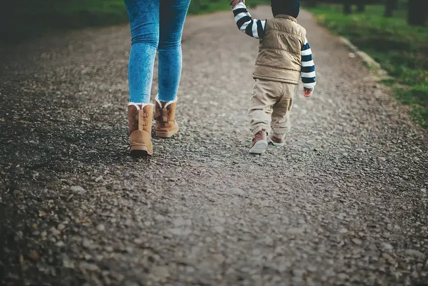 rechter vraagt texas pleegkinderen te verwijderen uit faciliteiten buiten staat waar onderzoek naar kindermishandeling loopt