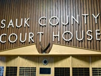 reedsburg man beschuldigd van kindermishandeling