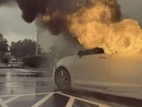 rescatan a 2 ninos de un vehiculo en llamas mientras una mujer roba en una tienda policia
