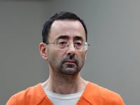 schandelijke sportarts larry nassar neergestoken door andere gevangene in federale gevangenis