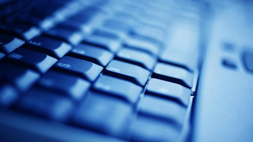 schoolmedewerker in philadelphia aangeklaagd voor bezit kinderporno