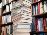 senaat texas neemt wetsvoorstel aan dat seksueel expliciet materiaal in schoolbibliotheken verbiedt