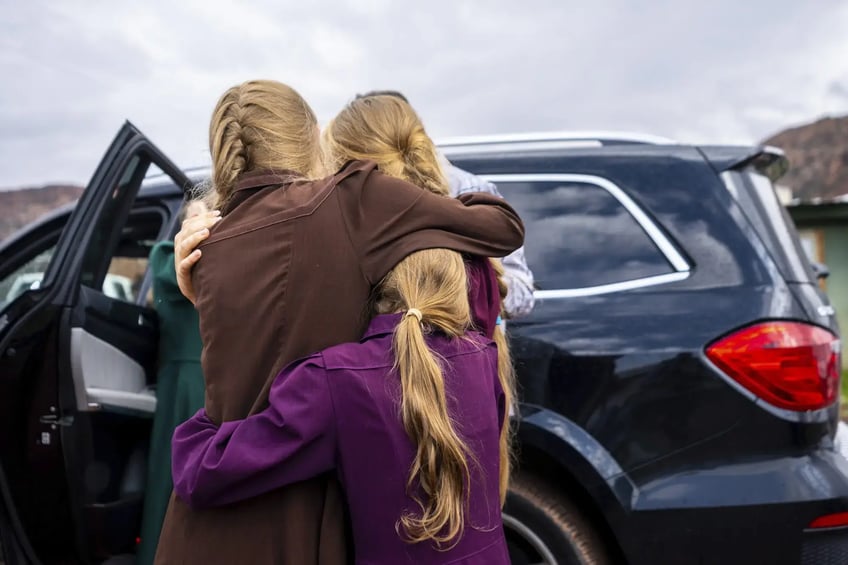slachtoffers van arizona polygamistische sekteleider samuel bateman vluchten uit groepshuizen verstoppen zich in airbnb