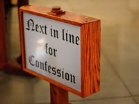 staatswetgevers eisen dat priesters bekende misbruiken in de biechtstoel melden