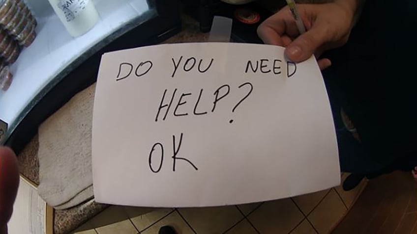 stiefvader schuldig bevonden aan kindermishandeling nadat een restaurantmedewerker in florida een jongen redde met een briefje waarin hij vroeg of hij hulp nodig had