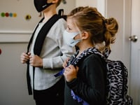 stop kindermisbruik ouders protesteren tegen lausd masker mandaat