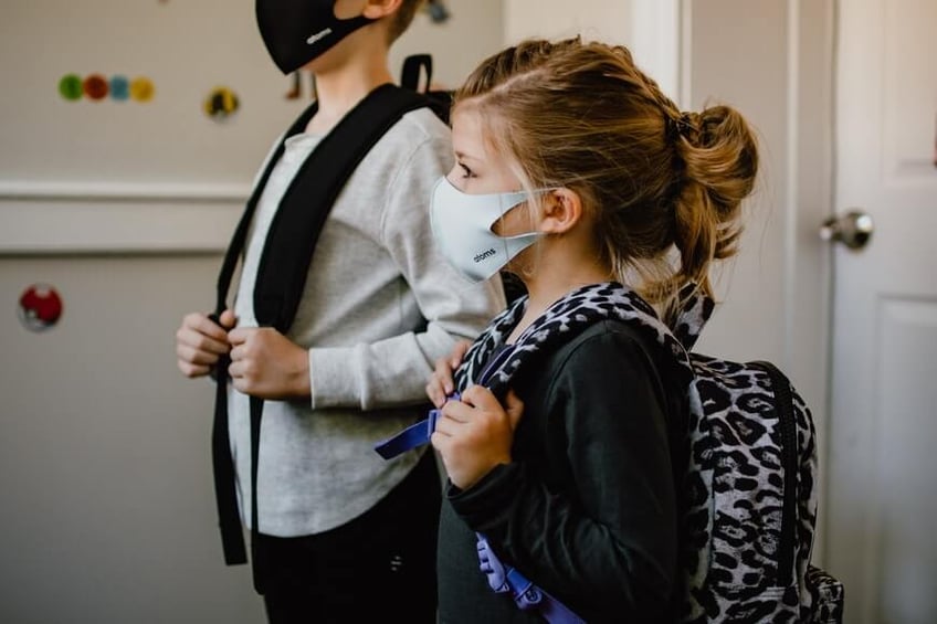 stop kindermisbruik ouders protesteren tegen lausd masker mandaat