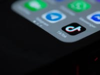 tiktok wordt onderzocht vanwege verspreiding van materiaal over seksueel misbruik van kinderen