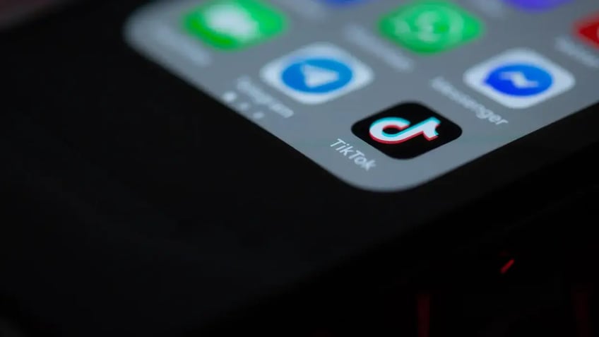 tiktok wordt onderzocht vanwege verspreiding van materiaal over seksueel misbruik van kinderen