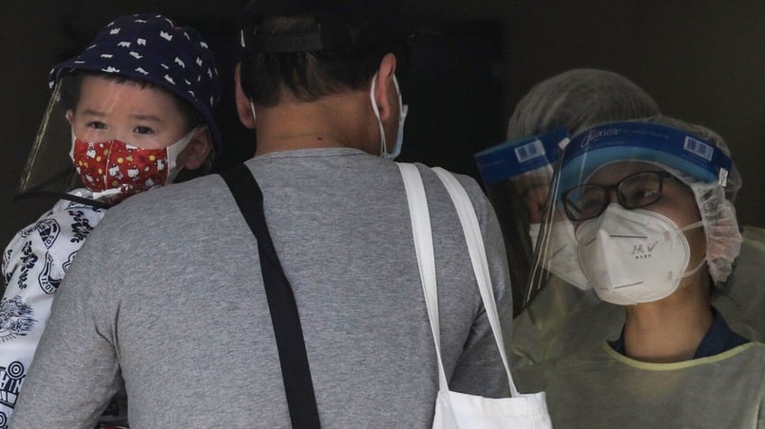 tot 2 000 kinderen jonger dan 10 jaar zijn de afgelopen 6 weken in ziekenhuizen in hongkong van hun ouders gescheiden na besmetting met covid 19
