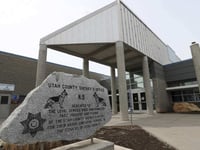 un hombre de springville pago a un nino 15 000 dolares para que no dijera nada sobre los abusos sexuales segun la policia