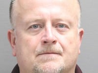 un hombre del area de dearborn se declara culpable de un cargo menor en un caso de abuso de menores
