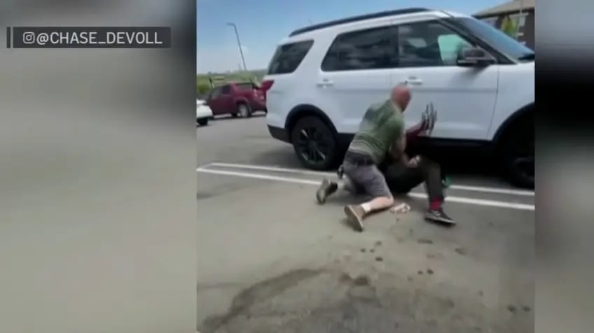 un hombre es detenido por un delito de maltrato iinfantil tras una pelea con un adolescente grabada por una camara