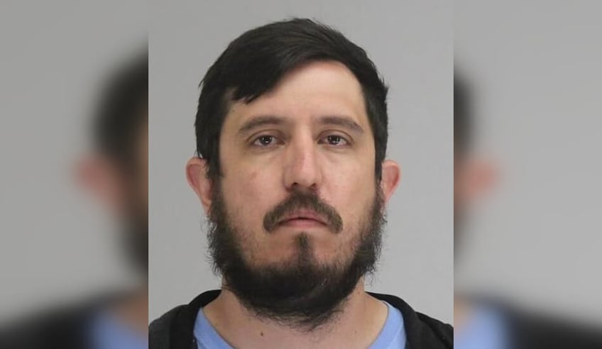 un pastor de jovenes de texas es acusado de acoso sexual a menores se presentan mas victimas