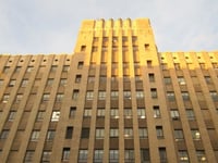 un tiroteo en el exterior de harborview provocado por un supuesto abuso de menores