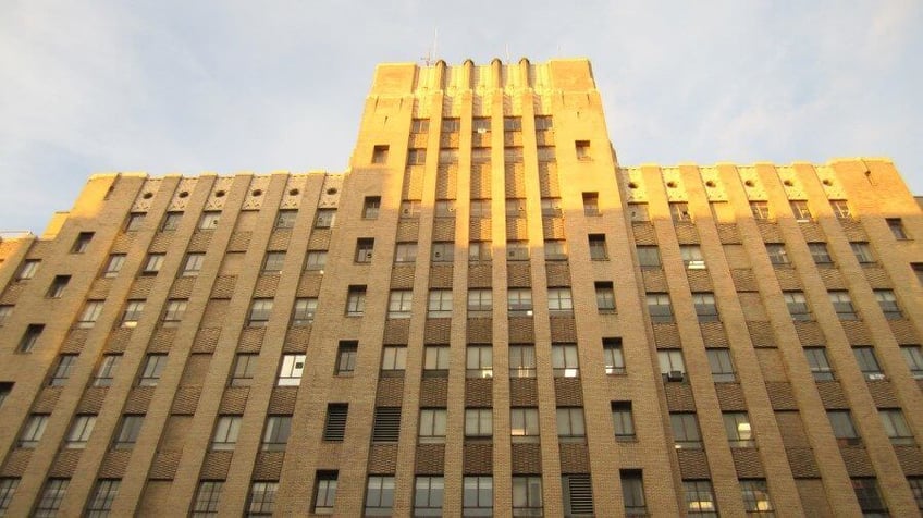 un tiroteo en el exterior de harborview provocado por un supuesto abuso de menores