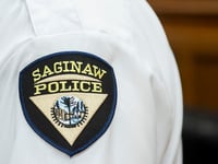 una madre de saginaw es acusada de maltrato infantil tras la muerte de su hijo con narcoticos en el organismo